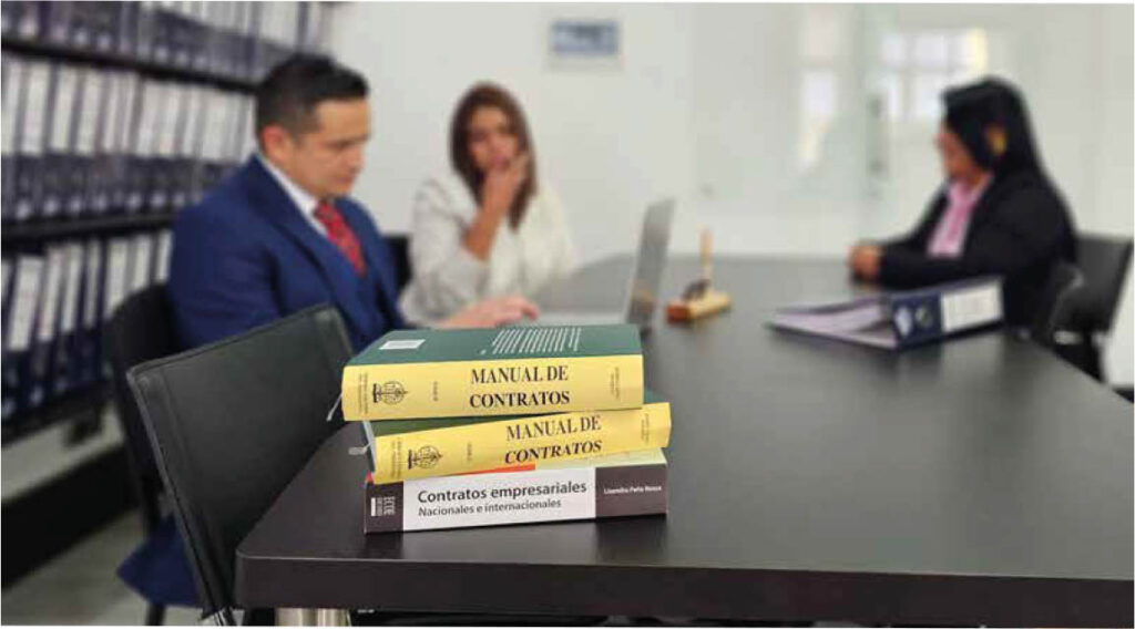 Profesionales de Lombardia Abogados reunidos en una mesa de trabajo, especializados en recuperación de activos, cobranza judicial y extrajudicial, apoyados en manuales de contratos y normativa empresarial. Alta experiencia en la recuperación de cartera con estándares de calidad y compromiso.